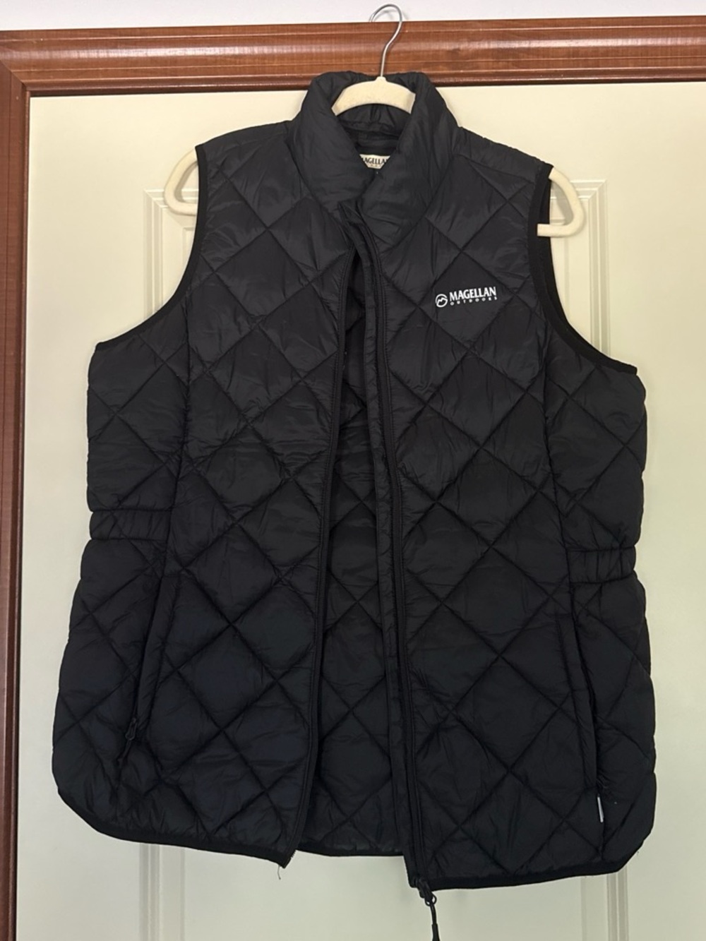 Magellan Outdoors Women's Black Diamond-Quilt Puffer Vest